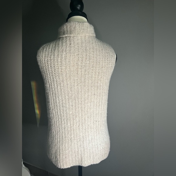 VINCE Cashmere Mock-neck Sleeveless
Sweater in Oatmeal Tan. Size XS. EUC - Picture 9 of 14